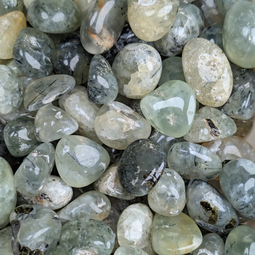 Epidot in Prehnite Tumble