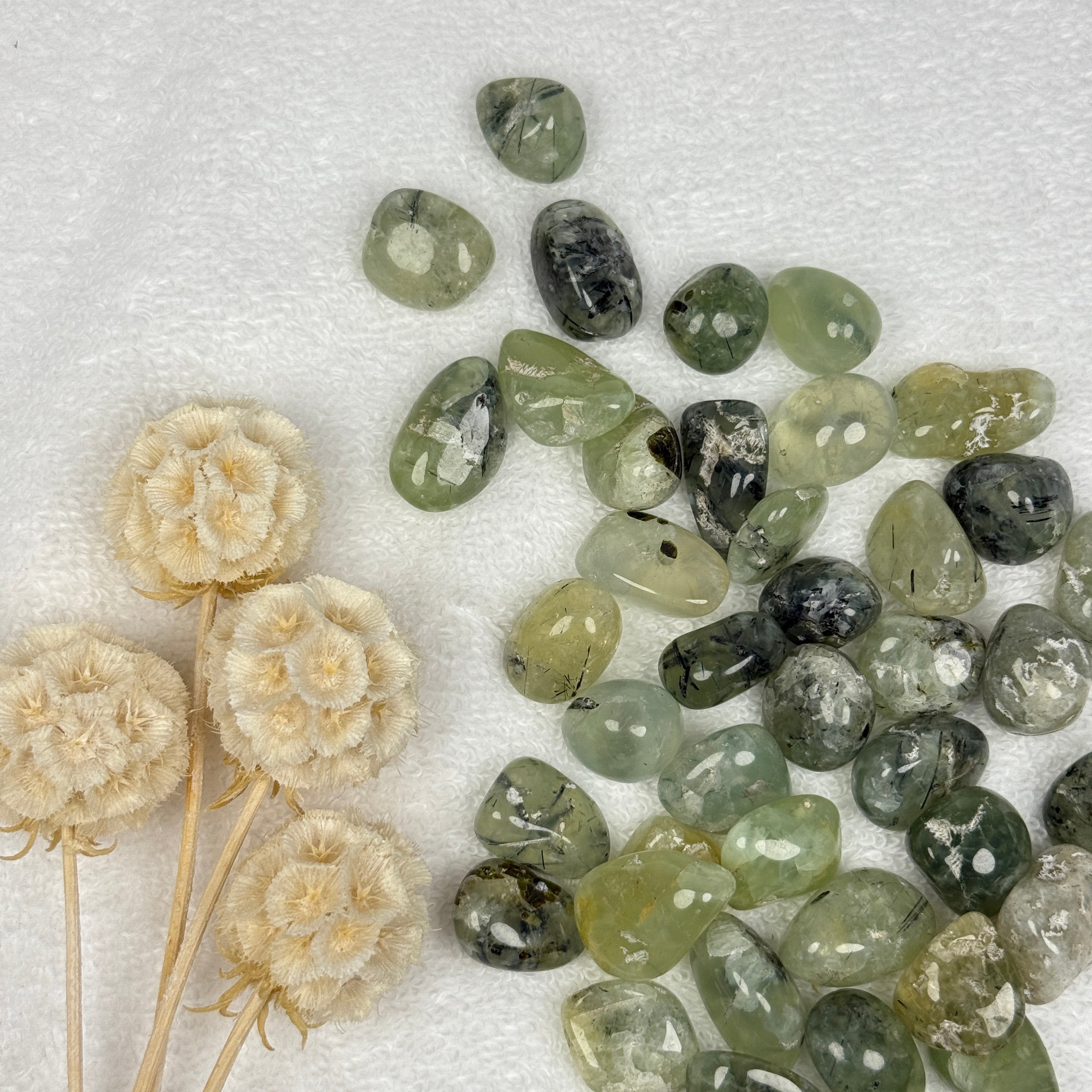 Epidot in Prehnite Tumble