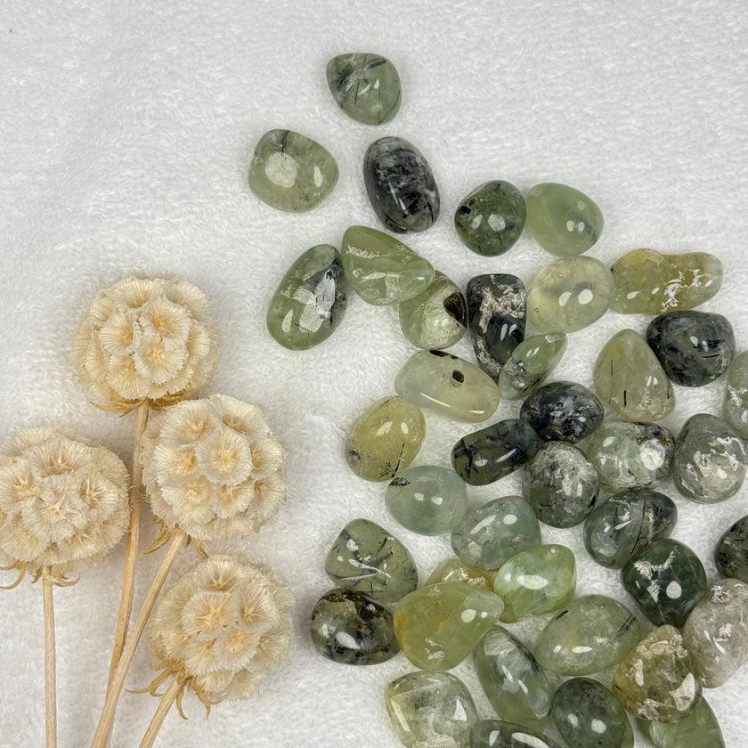 Epidot in Prehnite Tumble
