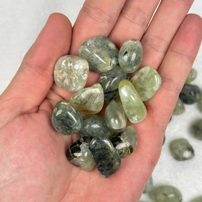 Epidot in Prehnite Tumble
