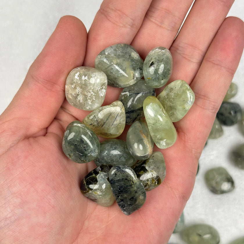 Epidot in Prehnite Tumble